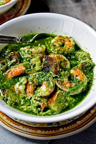 Sopa de pan y ajo portuguesa con cilantro y camarones frescos