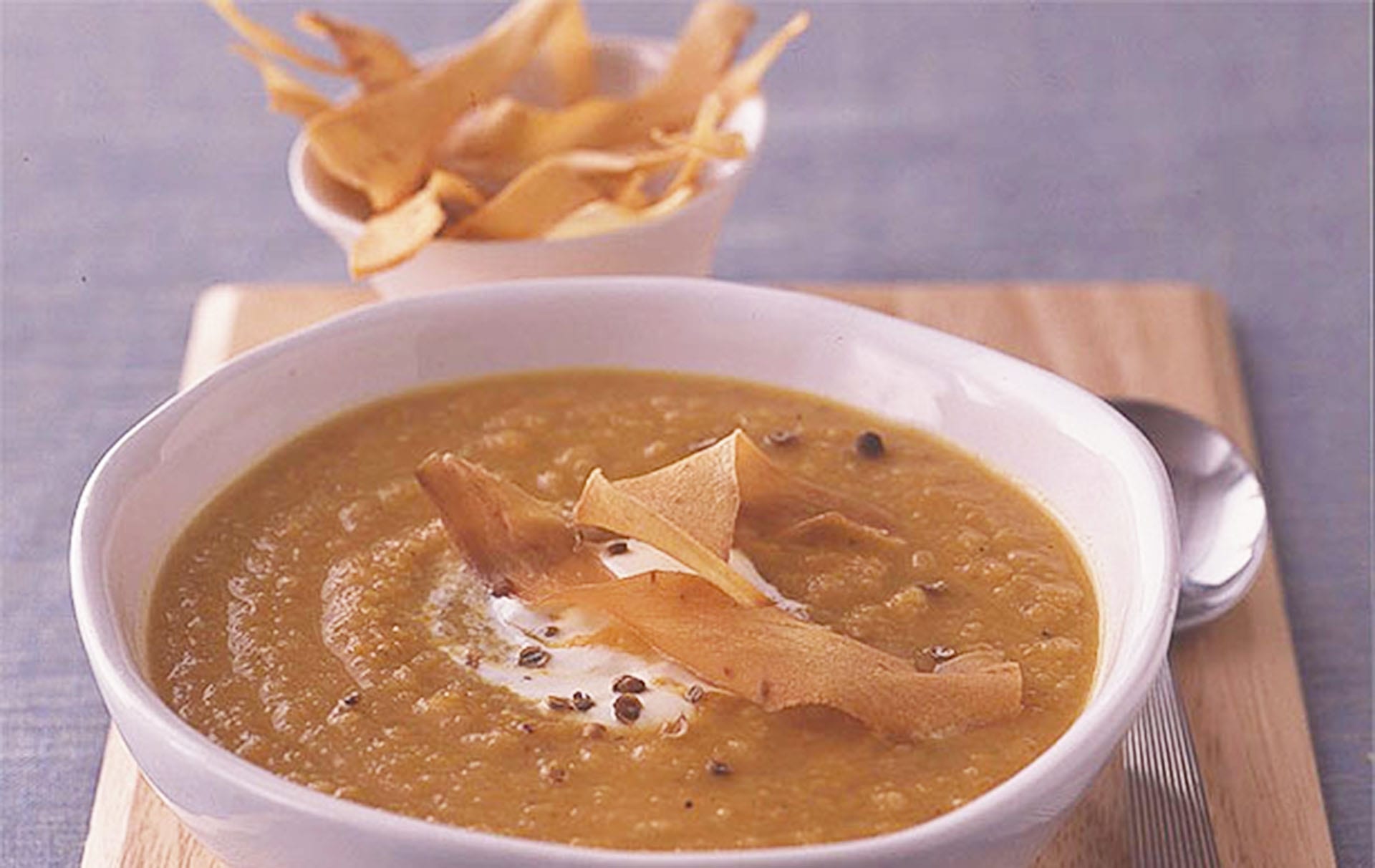 Zuppa speziata di carota, pastinaca e svedese Riscalda questo inverno con questa ricetta speziata per zuppa di carota, svedese e pastinaca, condita con patatine croccanti fatte in casa, questa zuppa è semplicemente deliziosa.