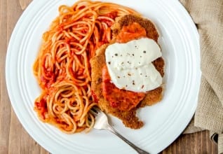 Cena para dos: pollo parmesano fácil