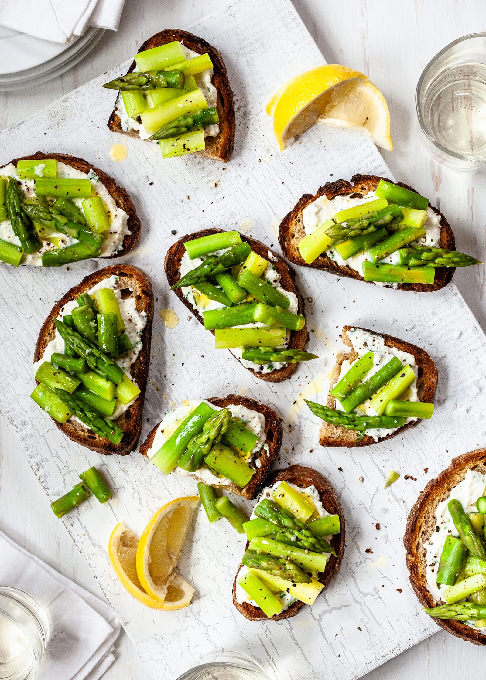Bruschetta con asparagi e ricotta