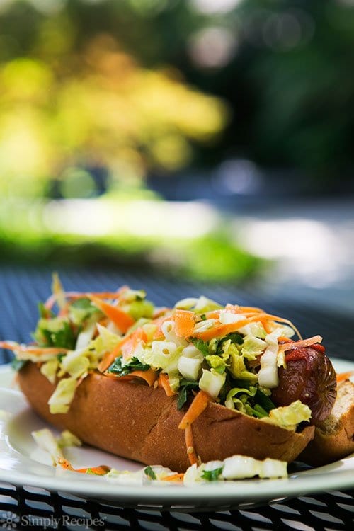 Hot Dog con Sriracha e Asian Slaw