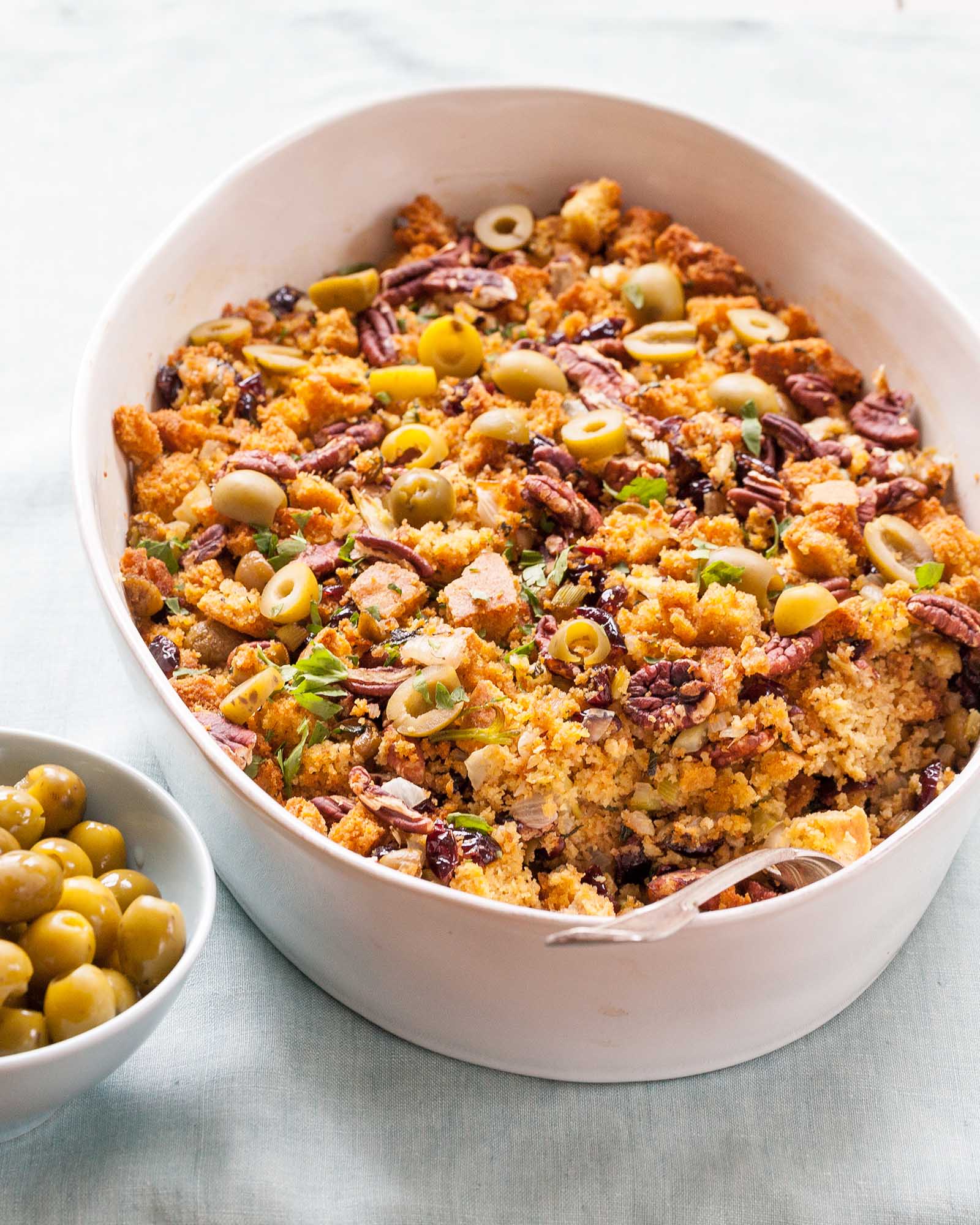 Ripieno di pane di mais con olive verdi e noci pecan