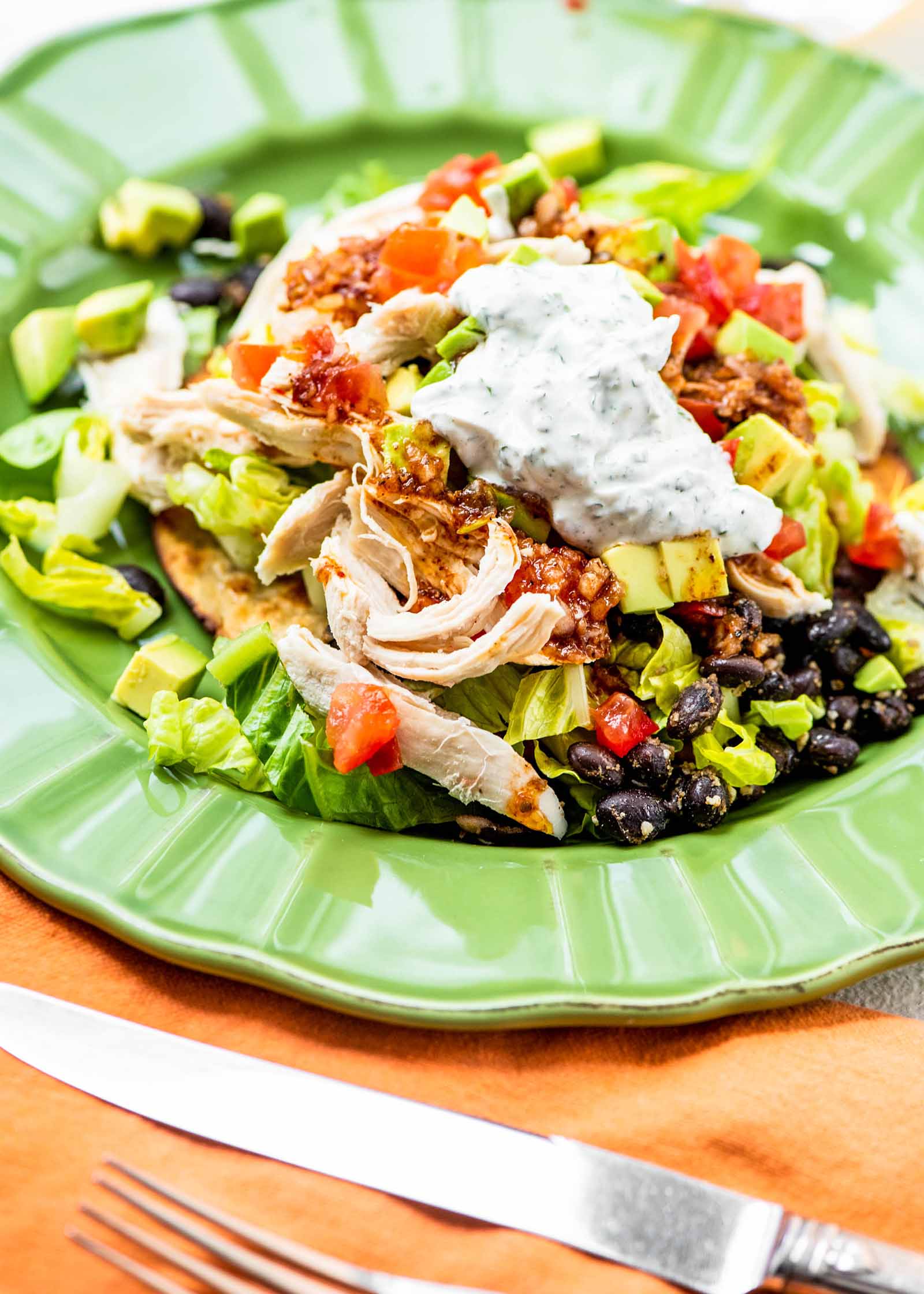 Tostadas di pollo e fagioli neri