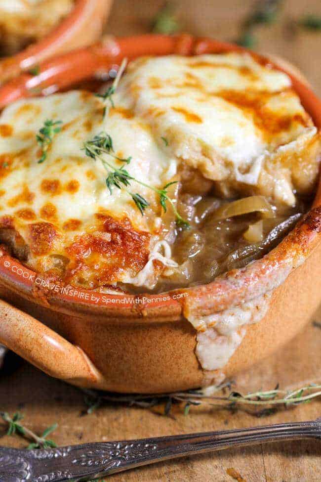 zuppa francese alla cipolla cucinata lentamente