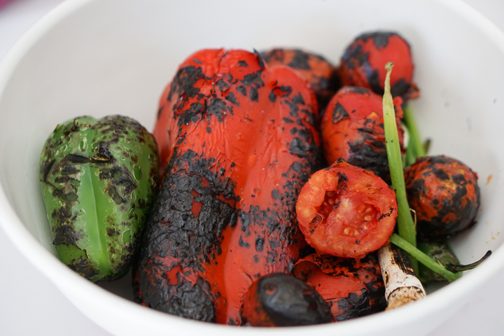 Legumes carbonizados para gaspacho de legumes assados.