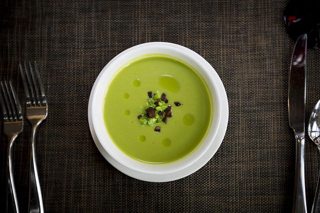 Receita de sopa de ervilha e hortelã com presunto crocante