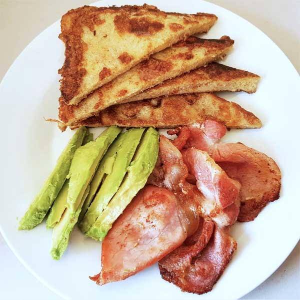 Foto do Instagram de keto rabanada com bacon e abacate 