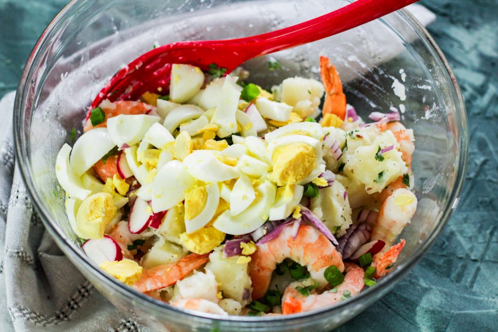 Salada de batata de camarão com ovos na tigela
