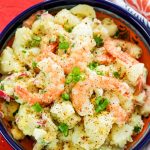 Salada de batata de camarão na tigela azul