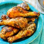 coxinhas de frango assadas num prato azul
