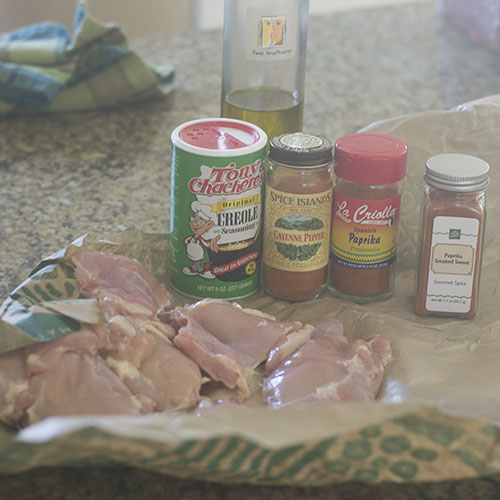 Frango Cajun e ingredientes de especiarias