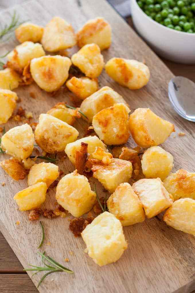 Crocante e dourado por fora, fofo no meio - é assim que se faz batatas assadas perfeitas