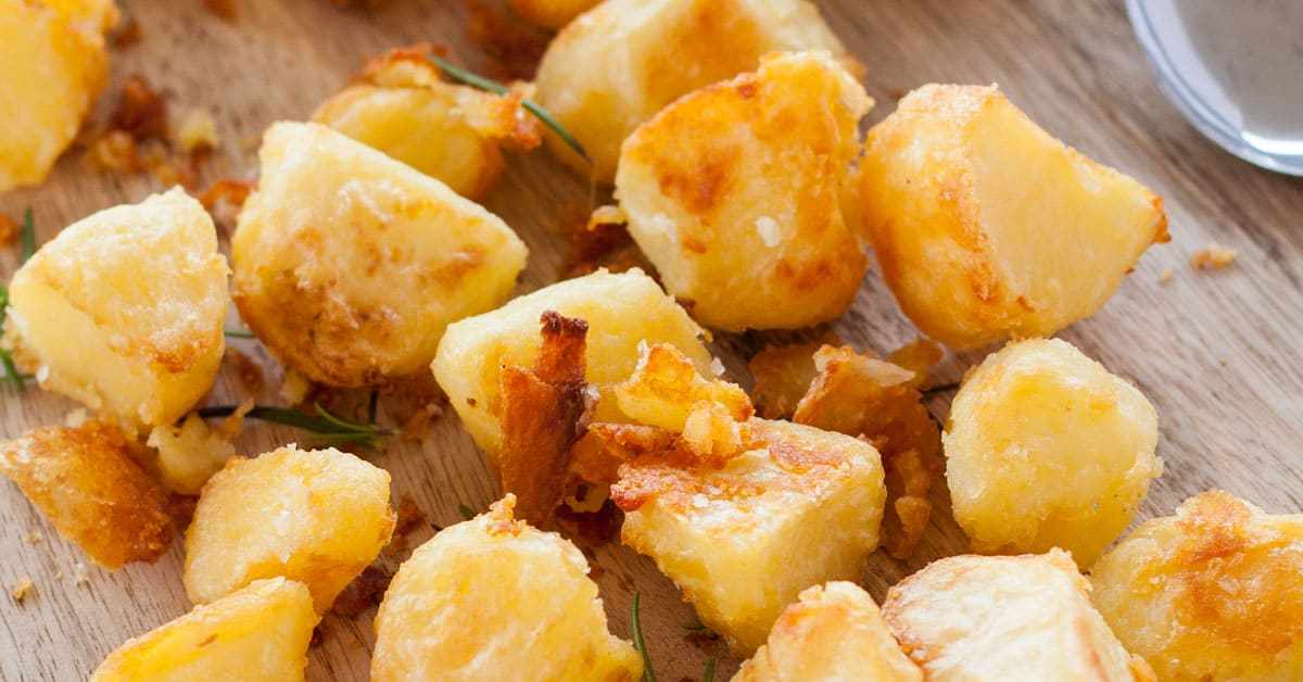 Crocante e dourado por fora, fofo no meio - é assim que se faz batatas assadas perfeitas