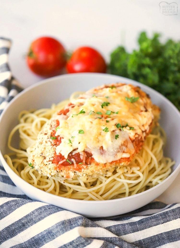 Frango parmesão assado em cima de macarrão espaguete