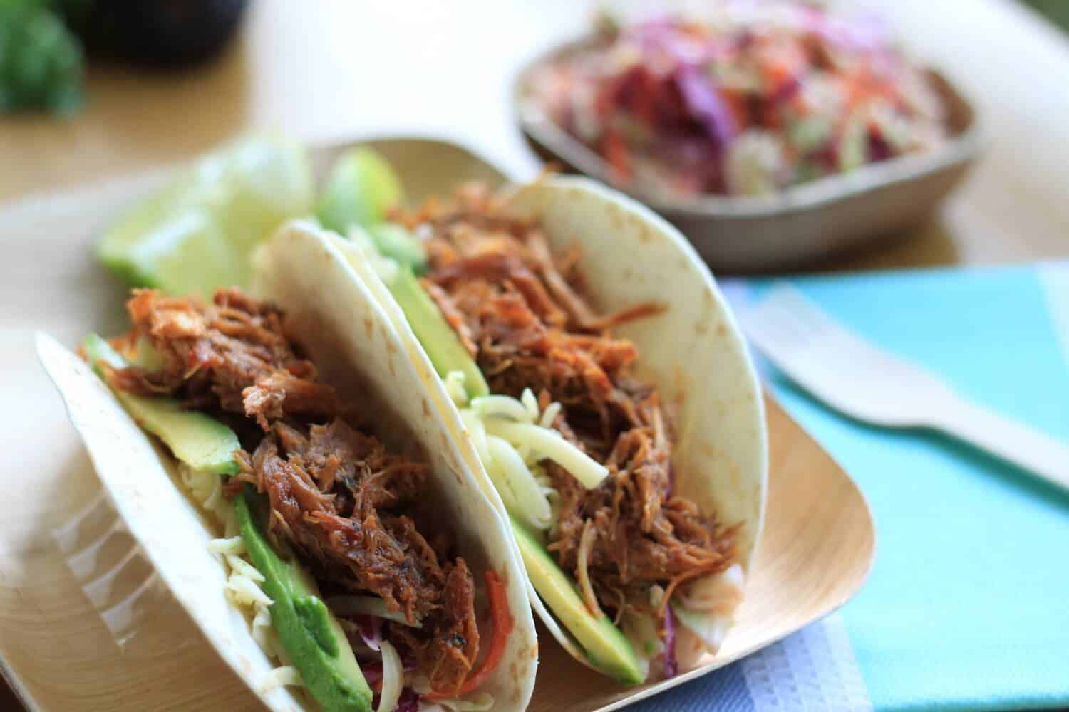 Tacos de porco puxados por Sugar Salt Magic. De sabor leve e lentamente cozido à perfeição, este porco desfiado é coberto com um delicioso molho barbecue.