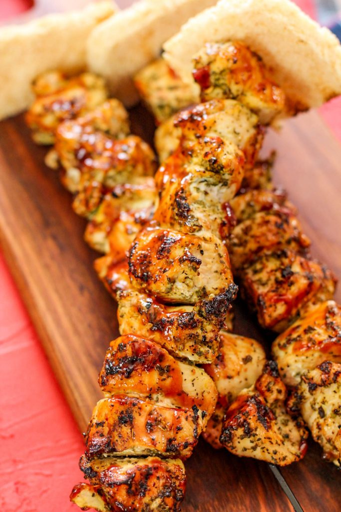 Espetos de churrasco com um fundo vermelho