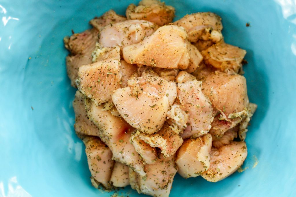 frango temperado cru na tigela