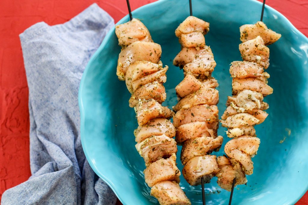 frango cru temperado no espeto