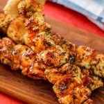 kbab de churrasco em uma placa de madeira