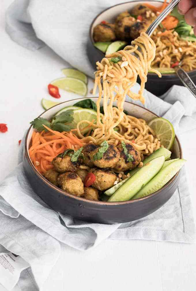 Esta tigela de macarrão de porco satay usa bolinhos de massa e macarrão de porco, todos misturados com um molho satay super saboroso caseiro.