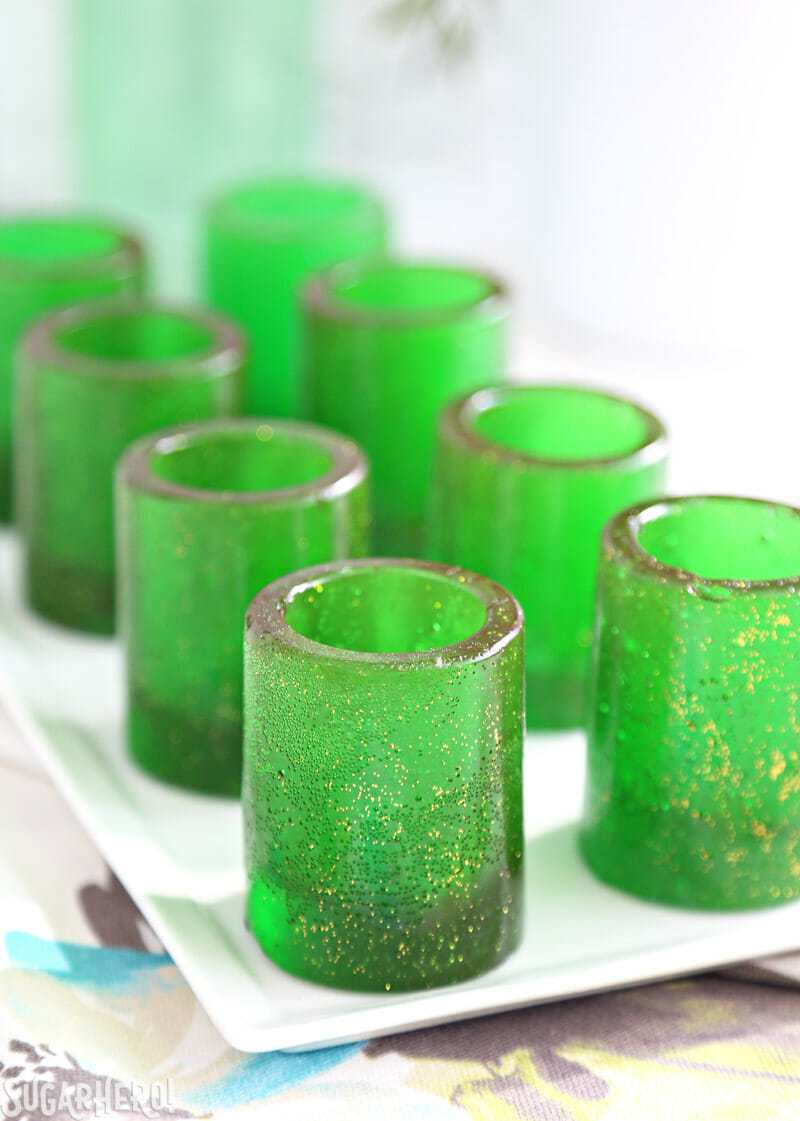 Copos para doces DIY: Agora você pode fazer seus próprios copos comestíveis com açúcar! Encha-os com sua bebida favorita, chantilly, mousse ou o que quiser! O | From SugarHero.com DIY candy shot glasses - grupo de copos de doces alinhados em uma mesa | From SugarHero.com