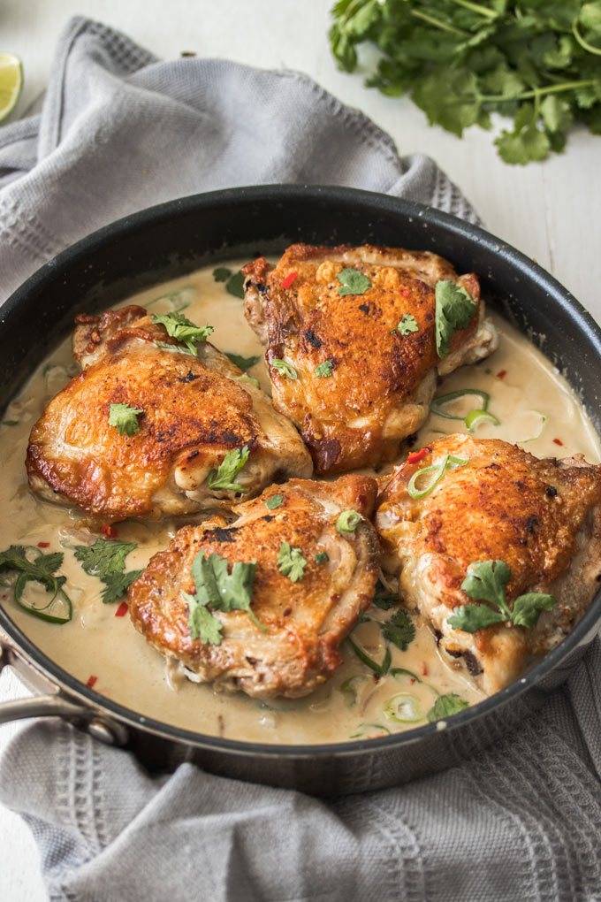 Este frango com pimenta e limão e coco é um daqueles jantares fáceis de frango que tem um sabor incrível e leva 30 minutos ou menos. Pedaços de frango com uma pele dourada crocante em molho de leite de coco.