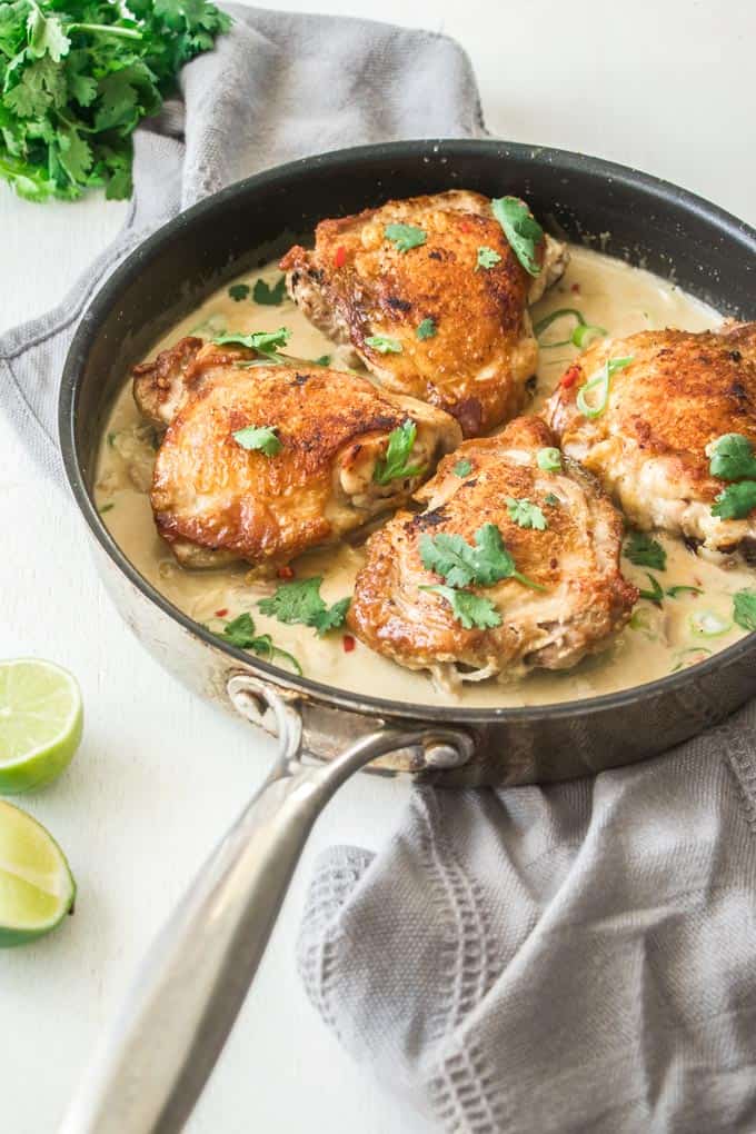 Este frango com pimenta e limão e coco é um daqueles jantares fáceis de frango que tem um sabor incrível e leva 30 minutos ou menos. Pedaços de frango com uma pele dourada crocante em molho de leite de coco.
