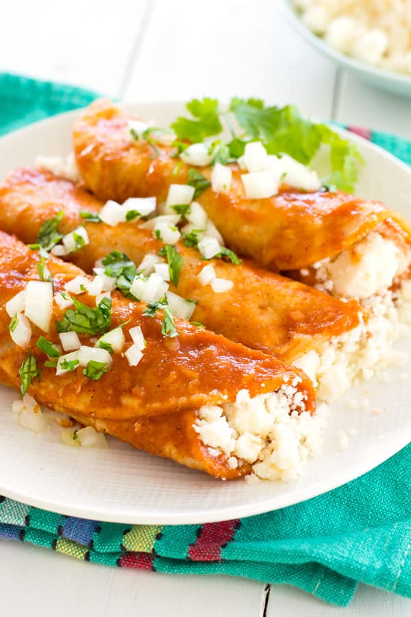 Enchiladas de queijo fresco: As melhores enchiladas de queijo com molho vermelho são muito fáceis!