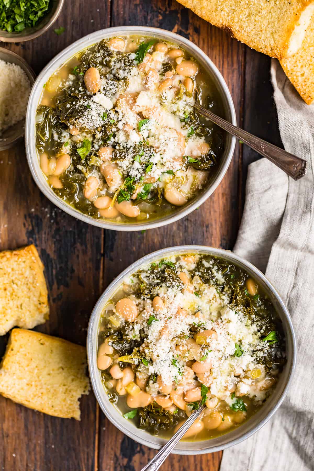 tigelas de sopa em cima da mesa