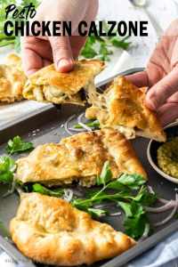 Um calzone sendo rasgado mostrando o queijo esticando no meio