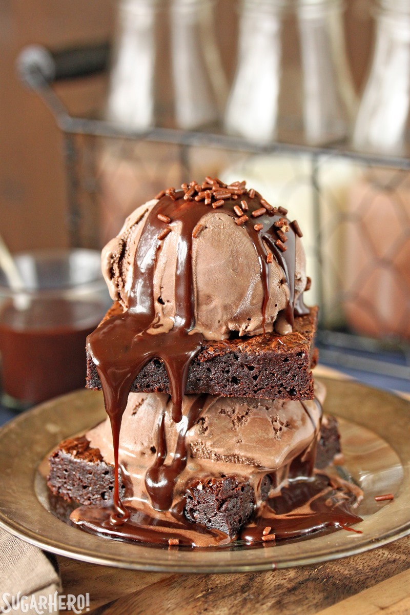 Ultimate Fudgy Chocolate Brownies - brownies cobertos com sorvete e calda de chocolate | From SugarHero.com