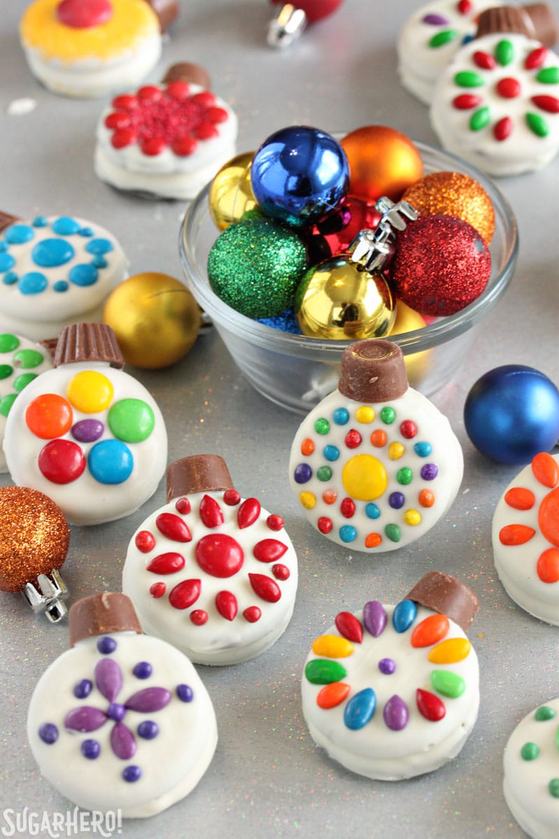 Oreo Cookie Christmas Decorations - grupo de biscoitos de natal dispostos em torno de uma tigela de decorações coloridas | From SugarHero.com