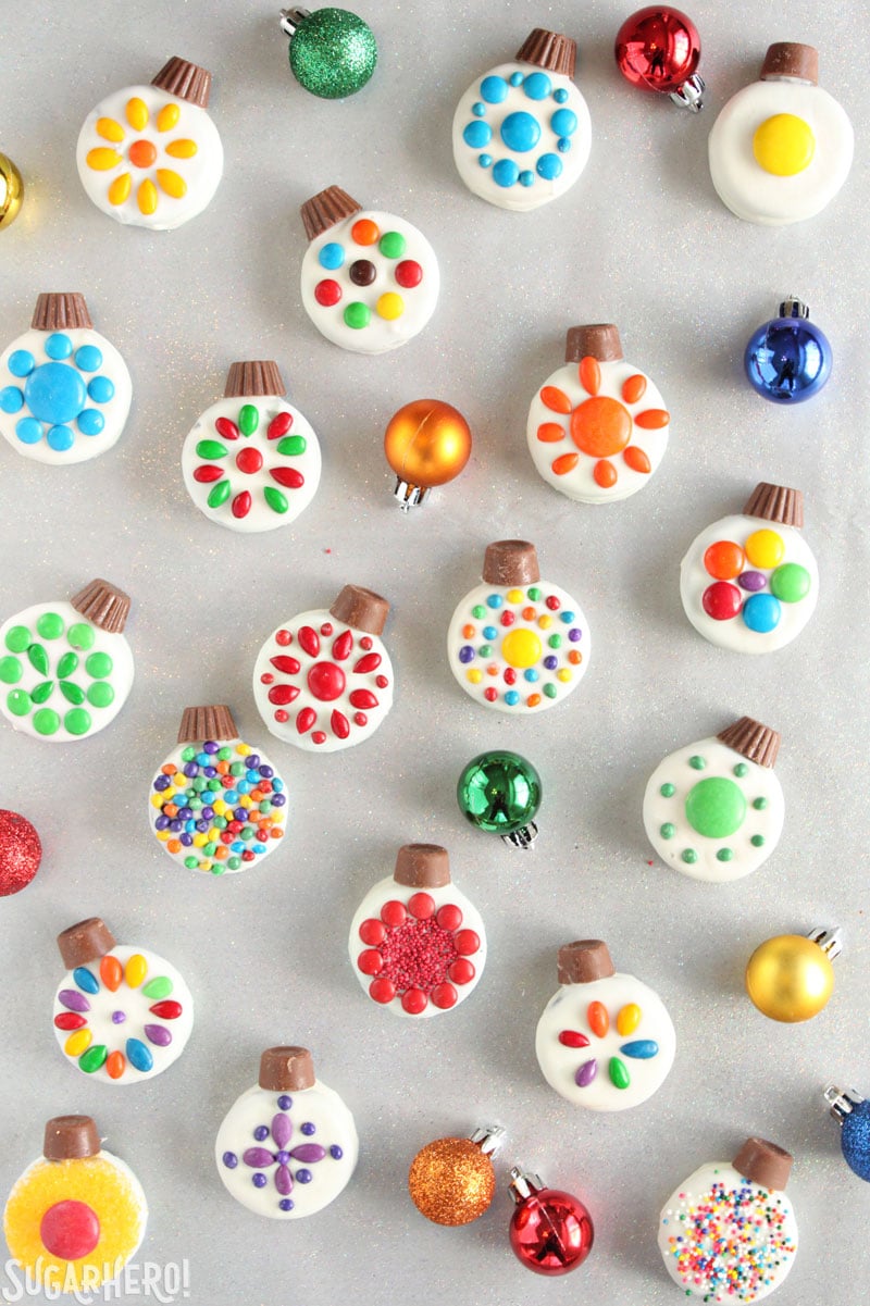 Decorações de Natal com biscoitos Oreo: biscoitos de Natal brilhantes e coloridos organizados com decorações ao redor | From SugarHero.com