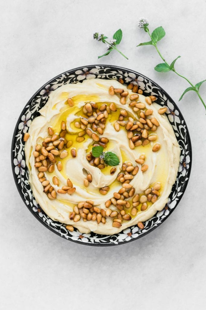 Hummus instantâneo em uma tigela floral