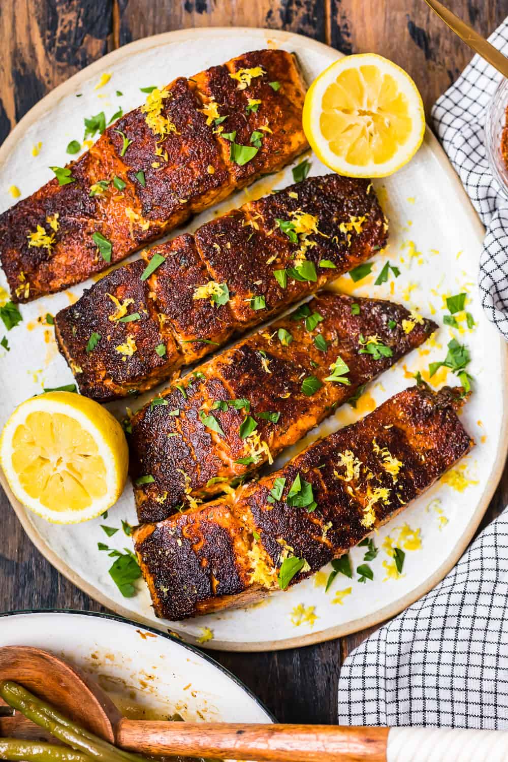 4 filetes de salmão em um prato
