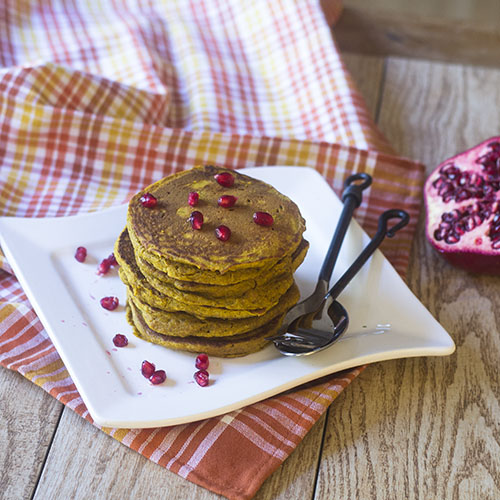Panquecas de abĂłbora sem glĂșten de Panquecas de abĂłbora sem glĂșten # cafĂ© da manhĂŁ # sem glĂșten #vegan # panquecas | feedyoursoul2.com