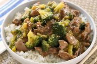 Receita de carne e brócolis com carne fatiada em um molho saboroso com alho, gengibre e brócolis fresco. Fácil de fazer e tem gosto de um restaurante! 