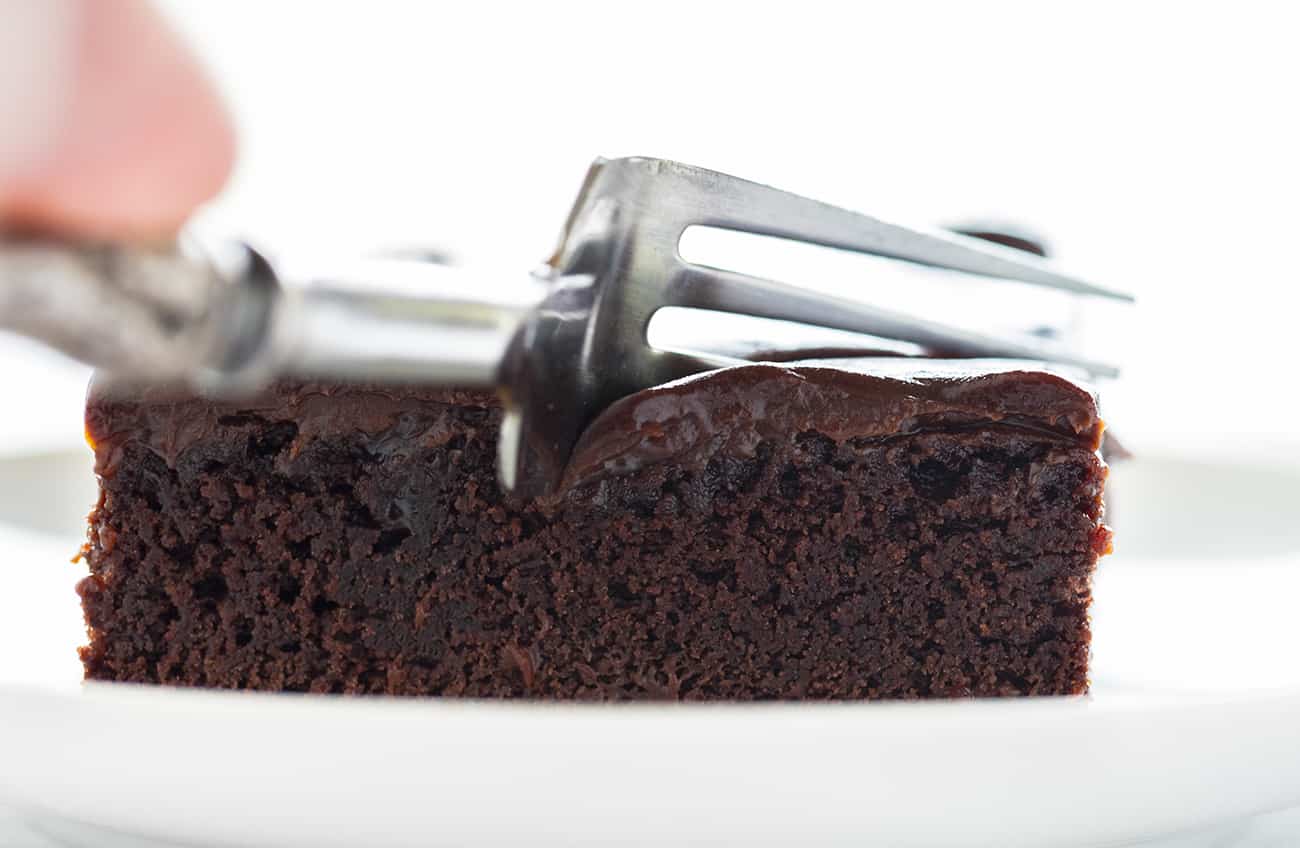Brownies de chocolate e cereja cortados com um garfo