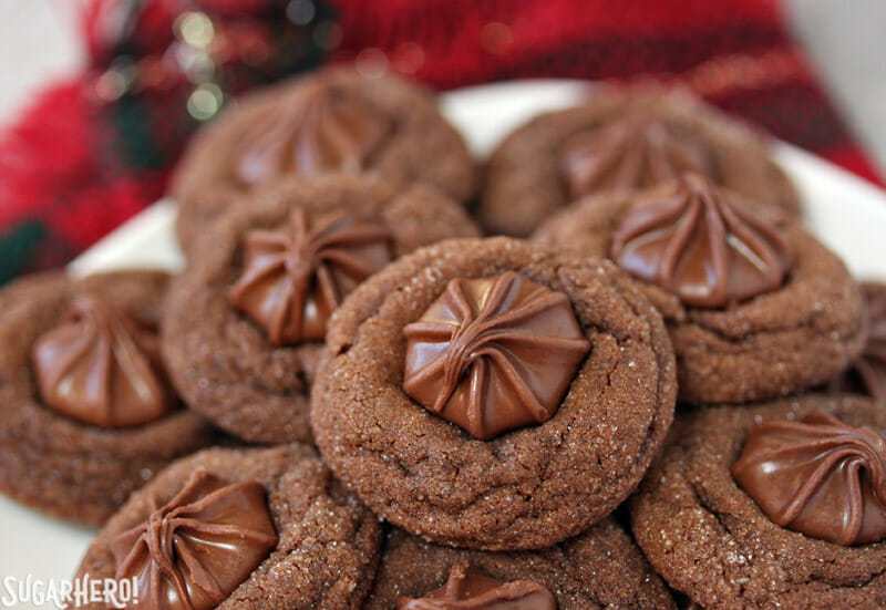 Biscoitos de gengibre de chocolate macio - close-up de cookies | From SugarHero.com