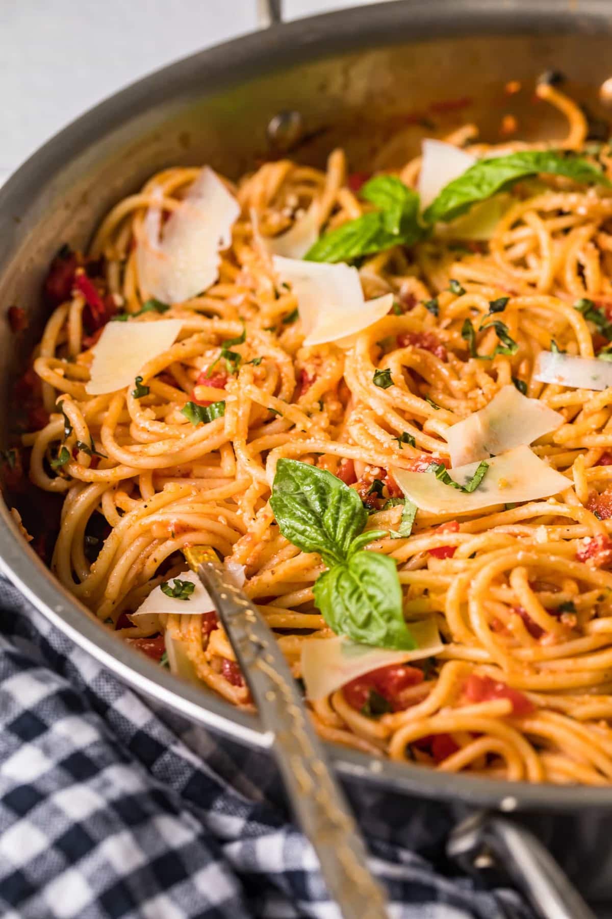Macarrão Pomodoro decorado com manjericão fresco