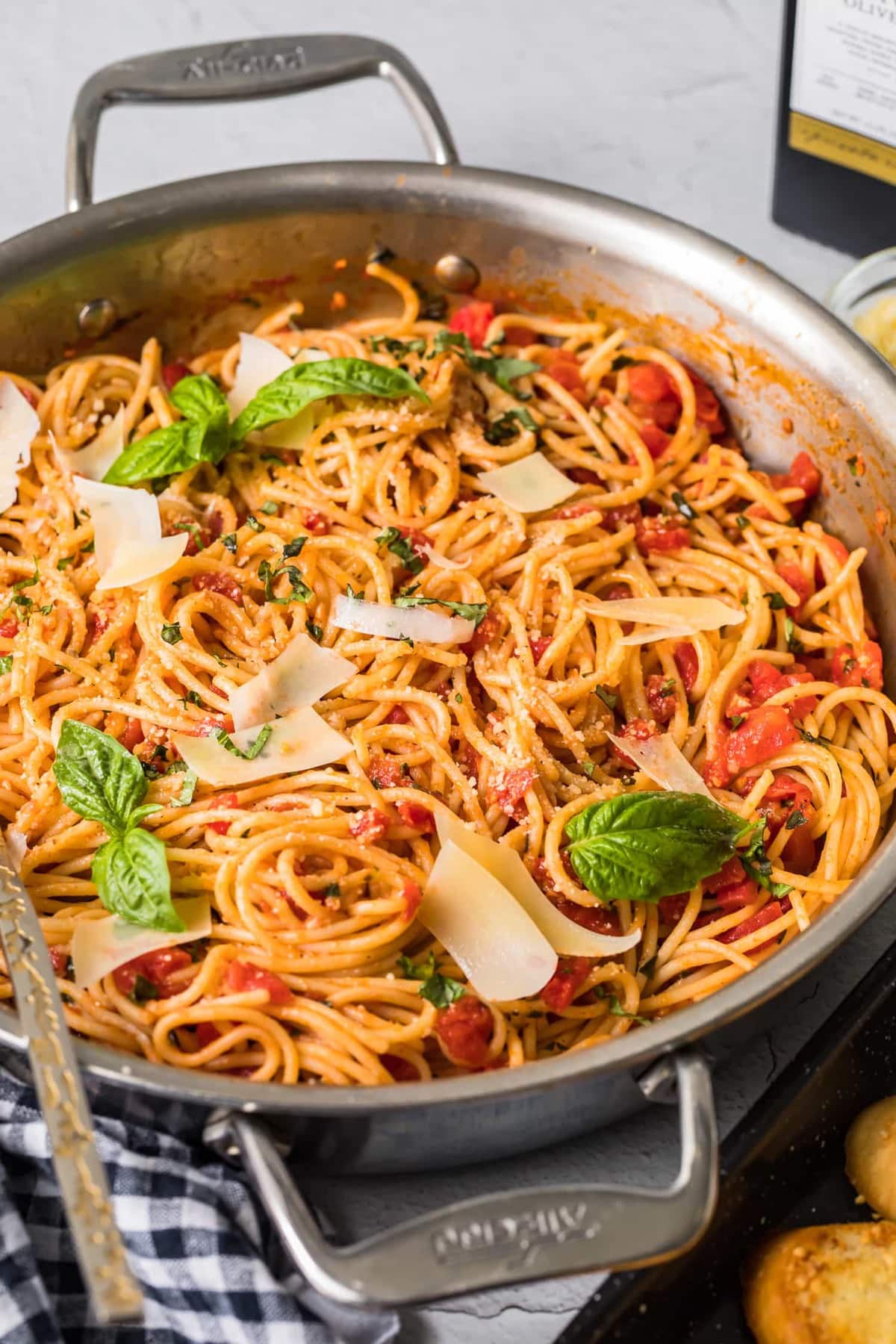 Macarrão Pomodoro coberto com parmesão