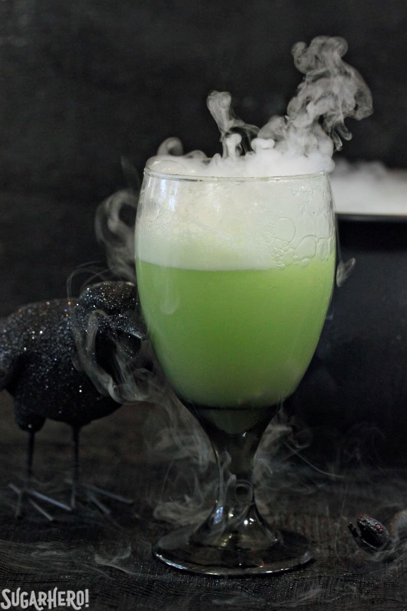 Perfurador do Dia das Bruxas da fermentação da bruxa | From SugarHero.com