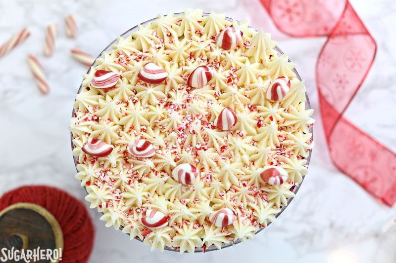 Bagatela de Veludo Vermelho com Cobertura de Queijo Creme de Hortelã | From SugarHero.com