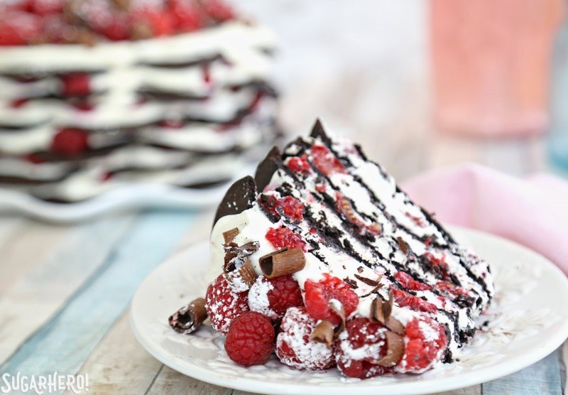 Bolo de chocolate e framboesa sem fermento | From SugarHero.com Bolo de framboesa de chocolate não cozido - um bolo de gelo fácil feito com apenas 6 ingredientes! O | From SugarHero.com
