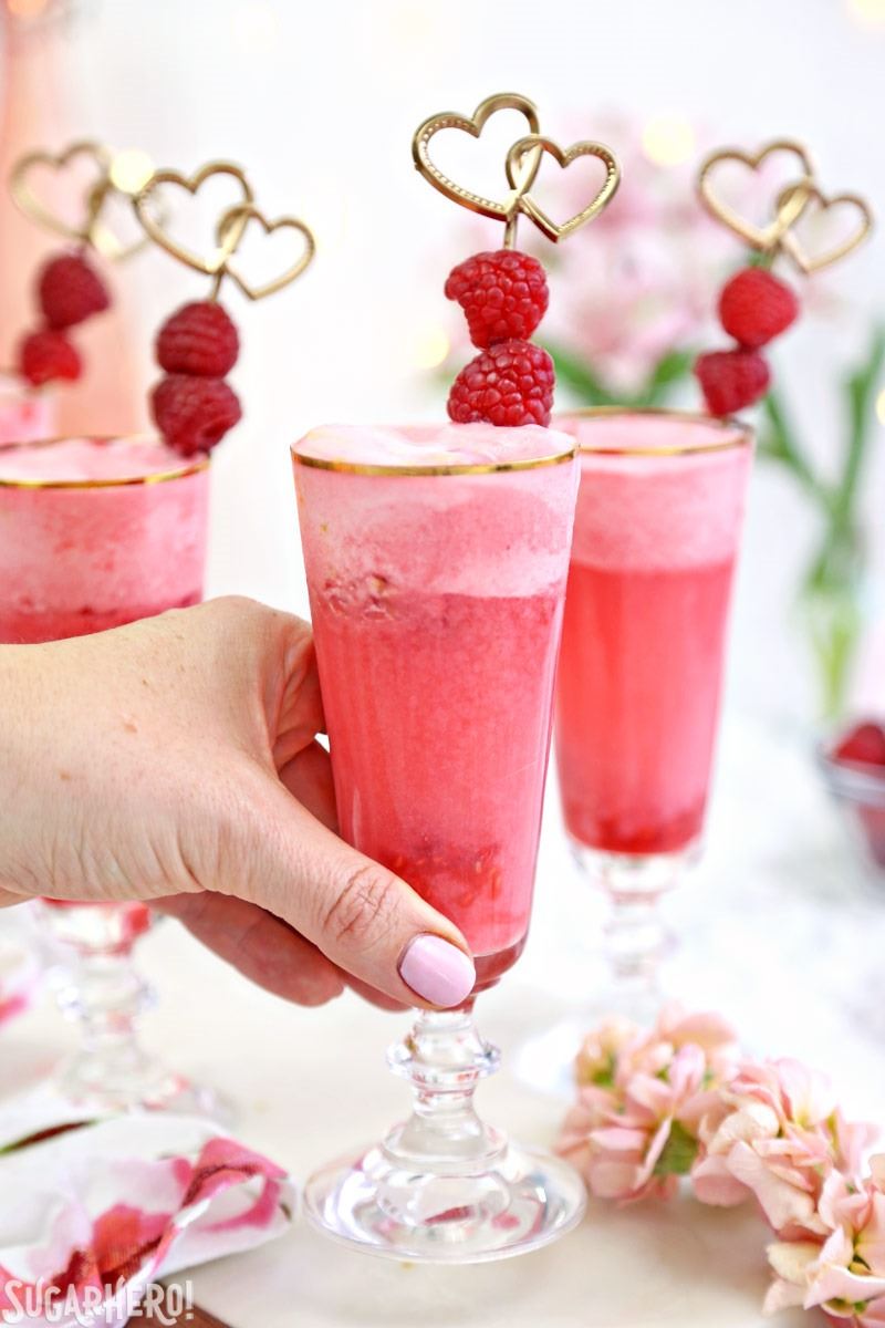 Poção do Amor Número 9: Uma bebida rosa espumante e sem álcool para ocasiões especiais! O | From SugarHero.com