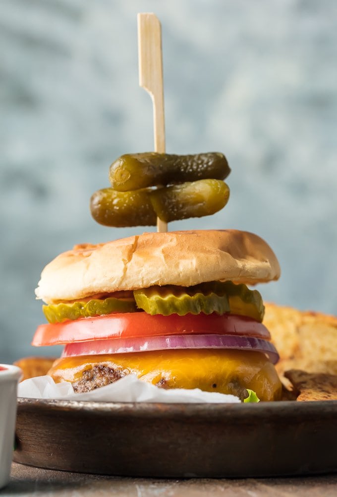 hamburguesa con queso en un plato