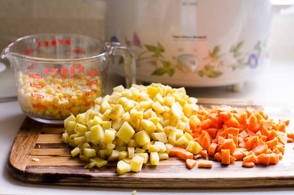 Esta sopa de lentilha cozida lentamente é a melhor sopa vegetariana saudável para preparar e esquecer com uma textura rica e sabor umami. Basta ligar a panela de barro e ir embora.