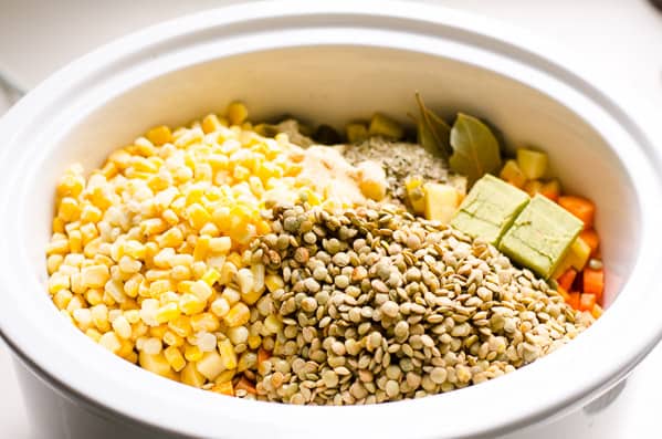 Esta sopa de lentilha cozida lentamente é a melhor sopa vegetariana saudável para preparar e esquecer com uma textura rica e sabor umami. Basta ligar a panela de barro e ir embora.