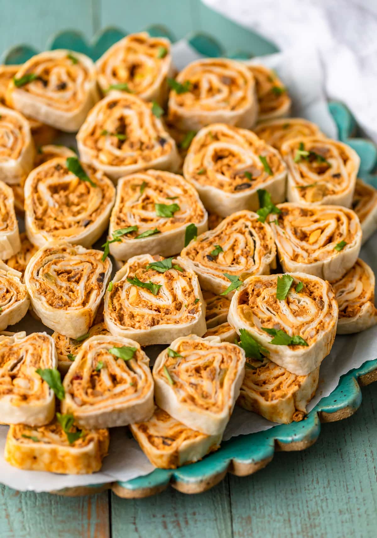 molinillos de queso crema de salchicha apilados en un plato para servir
