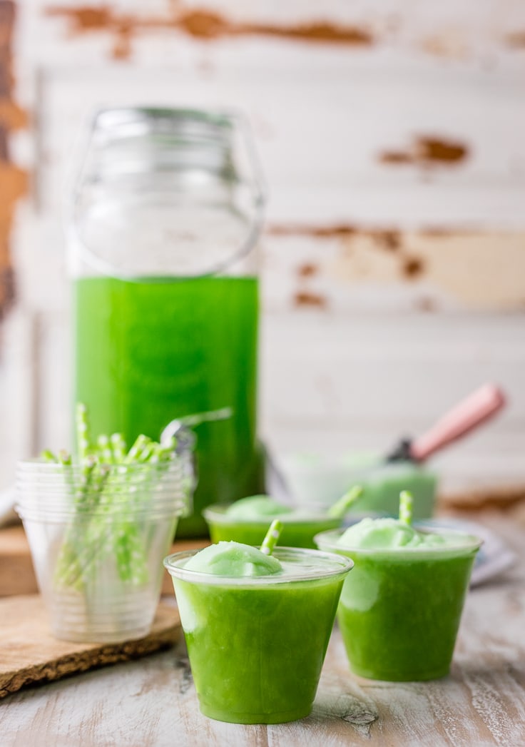 ponche verde en vasos de plástico